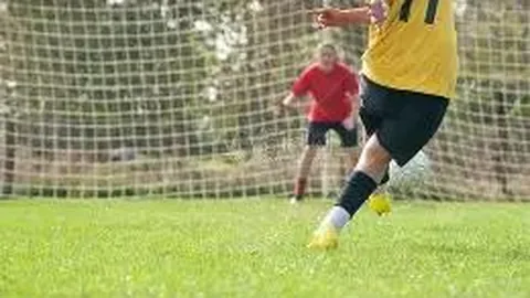 红魔再现神奇一幕！前曼联最差7号82分钟扳平比分，垫底球队成功晋级