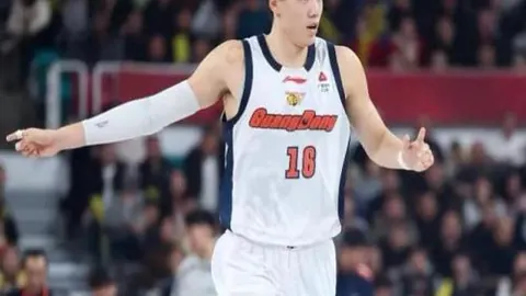 剑指巅峰！马刺与雷霆激战正酣，精彩对决不容错过！